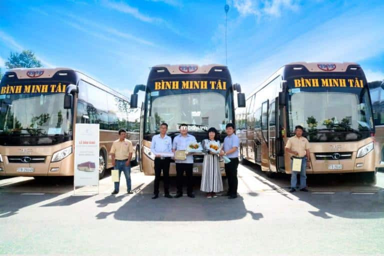 Bãi đỗ xe rộng lớn tại Bến xe Phía Bắc Buôn Ma Thuột, sắp xếp khoa học với nhiều xe khách đang chờ đón trả khách.