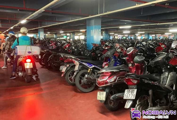 Bãi gửi xe máy sân bay Nội Bài với nhiều phương tiện xếp hàng ngay ngắn