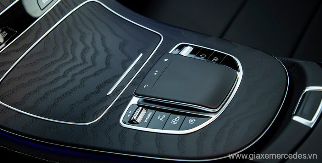 Bảng điều khiển cảm ứng Touchpad trên Mercedes E300