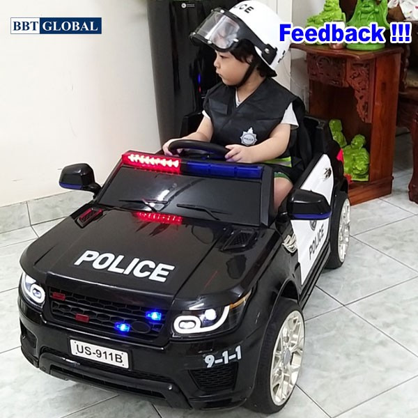 Bé trai hào hứng với xe ô tô điện cho bé cảnh sát