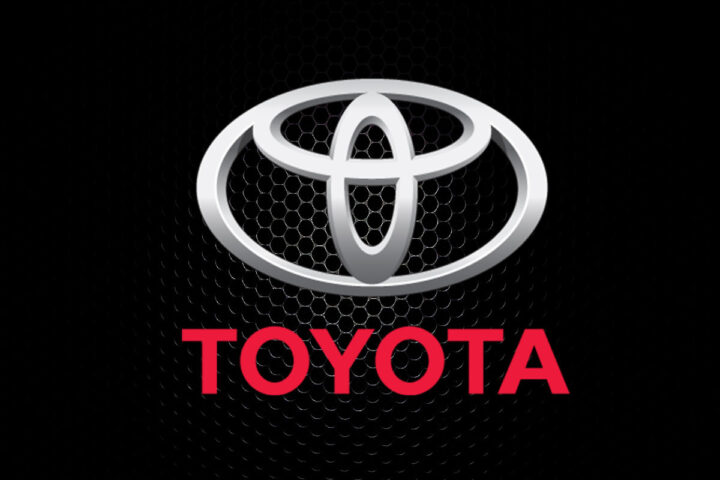 Biểu tượng thương hiệu xe ô tô Toyota nổi bật trên nền trắng