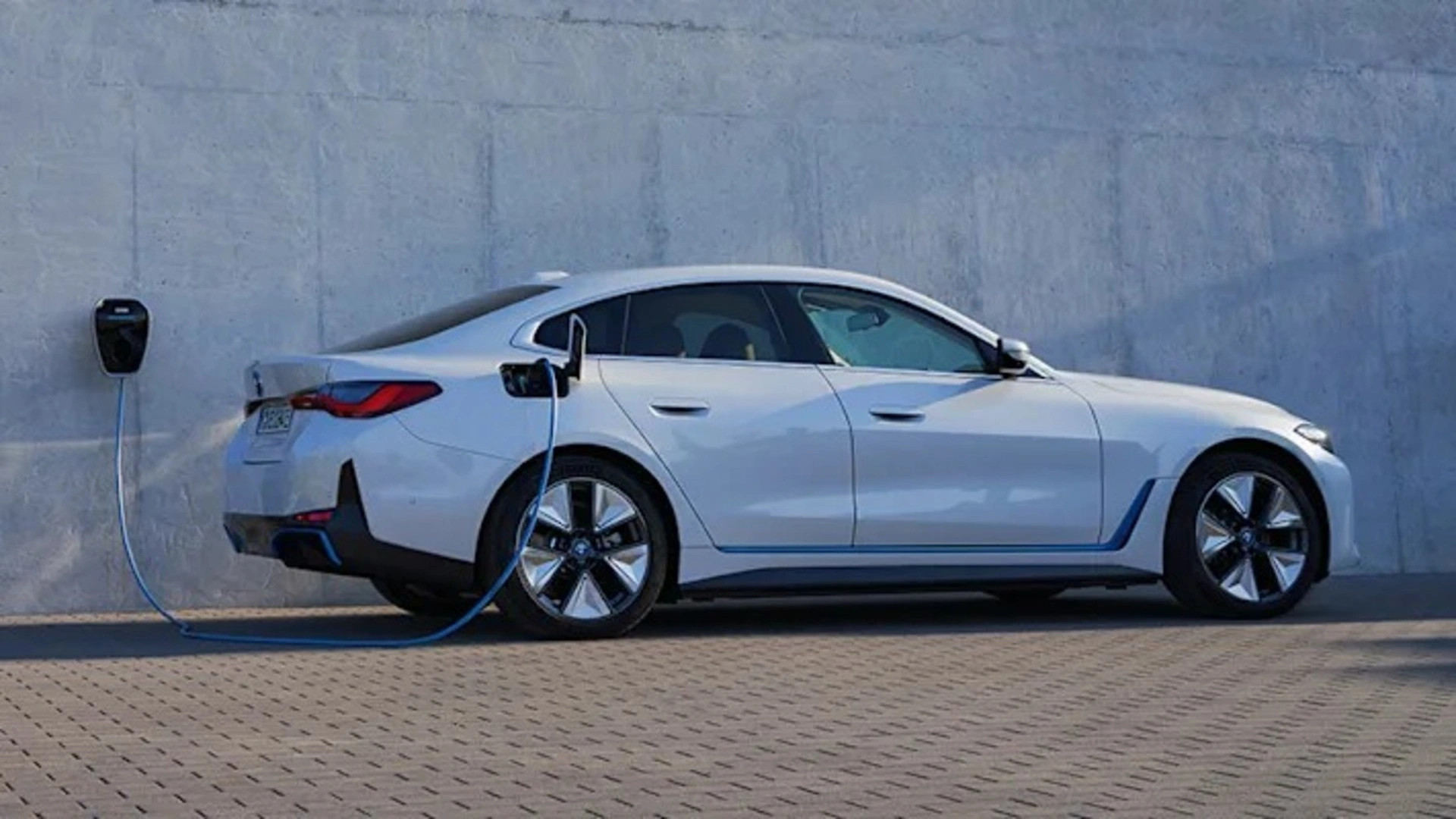 BMW i4 là mẫu sedan điện thể thao, kết hợp hoàn hảo giữa hiệu suất cao và tính năng hiện đại