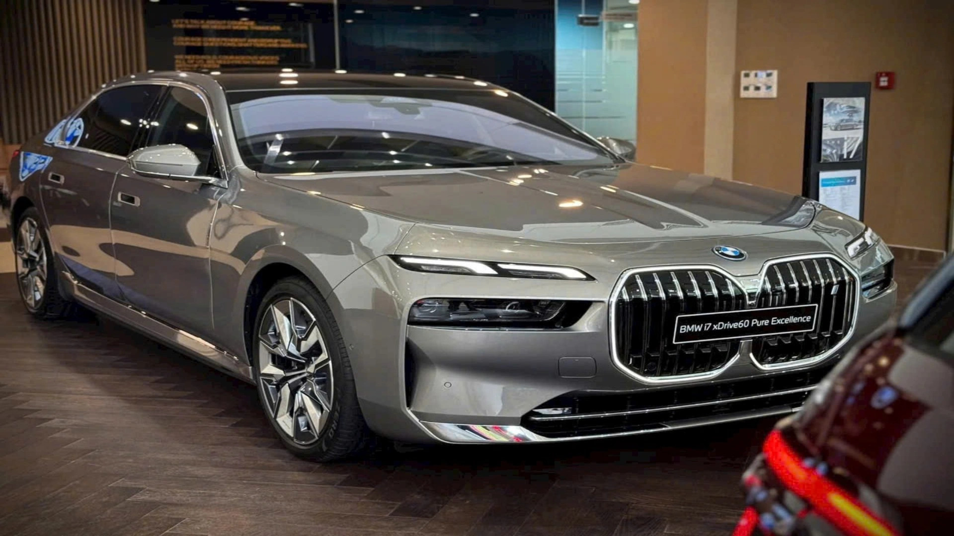 BMW i7 là mẫu sedan điện hạng sang với sự kết hợp giữa công nghệ giải trí đa giác quan và thiết kế đẳng cấp