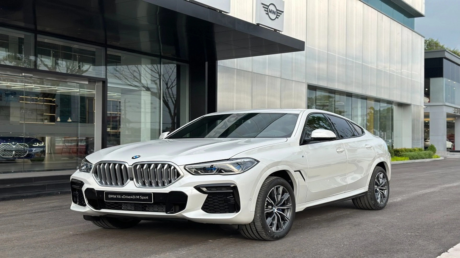 BMW X6 là mẫu SUV coupe thể thao, kết hợp hoàn hảo giữa thiết kế mạnh mẽ sang trọng