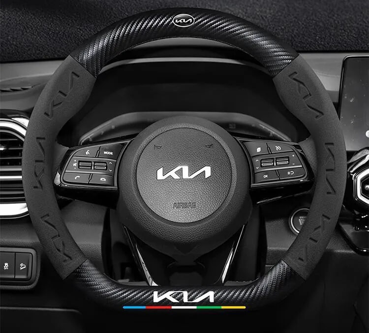 Bọc vô lăng da lộn kết hợp sợi Carbon, tạo điểm nhấn thể thao và tăng cường độ bám cho người lái.