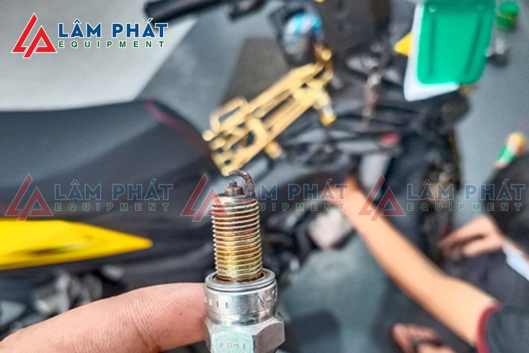 Bugi xe máy cần thay thế sau mỗi 12.000 - 16.000 km