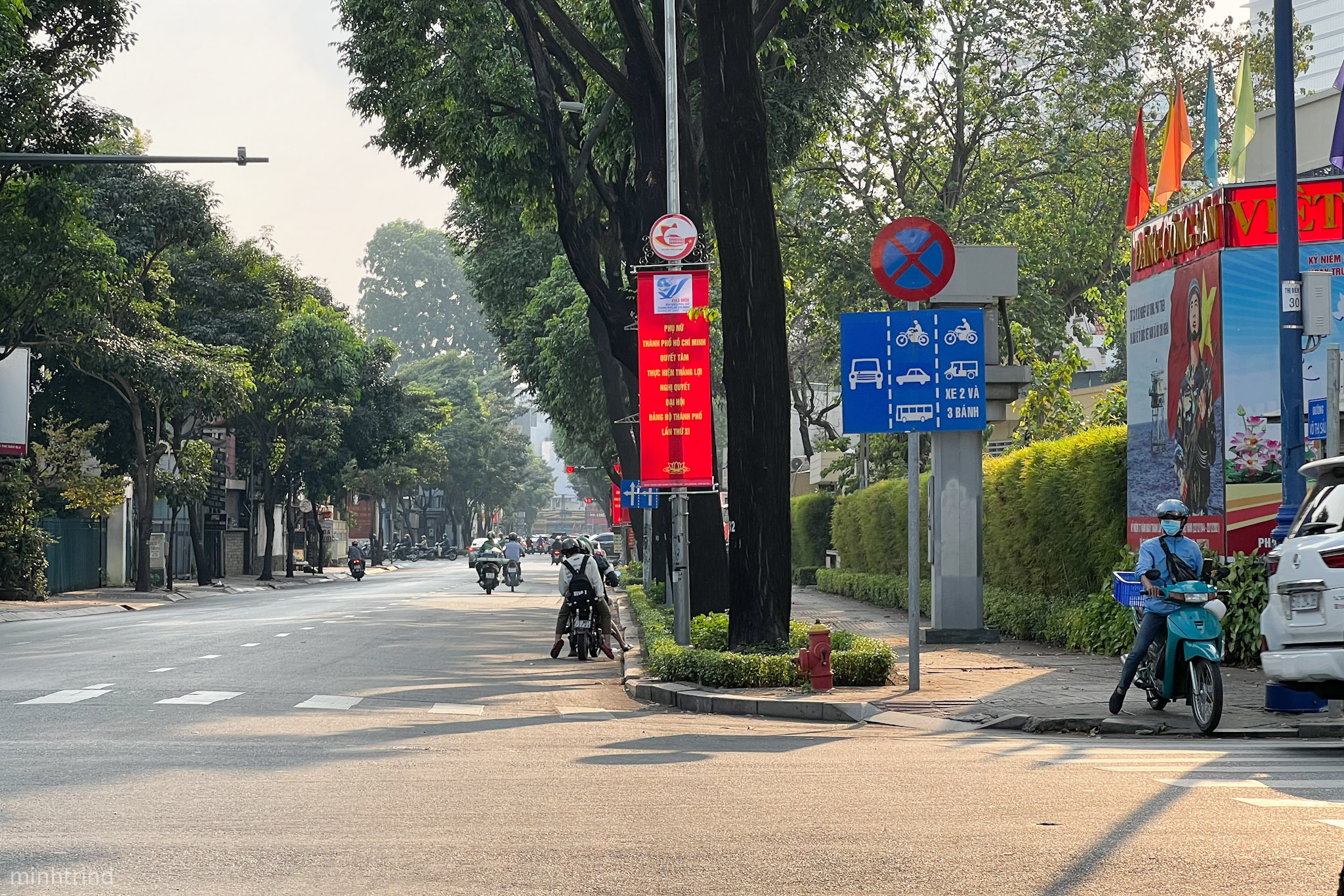 Cảnh sát giao thông đang dừng xe ô tô vi phạm lỗi đi không đúng làn đường, xử lý hành vi sai làn