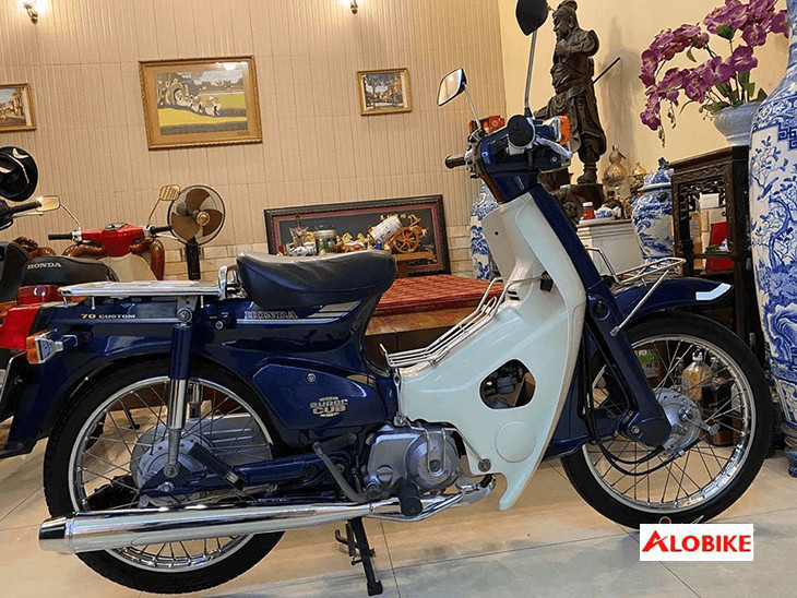 Chiếc **xe Cub 82 50cc** với thiết kế đèn vuông đặc trưng, biểu tượng của sự bền bỉ