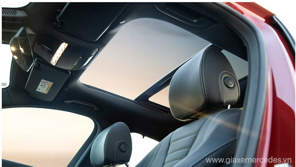 Cửa sổ trời toàn cảnh của Mercedes E300