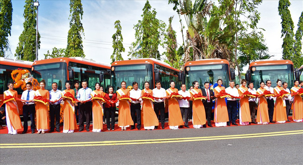 Dàn xe buýt màu xanh mới và hiện đại tại Cần Thơ, thể hiện sự nâng cấp dịch vụ vận tải công cộng, hỗ trợ hành khách dễ dàng tra cứu lịch trình xe buýt Phương Trang Cần Thơ.