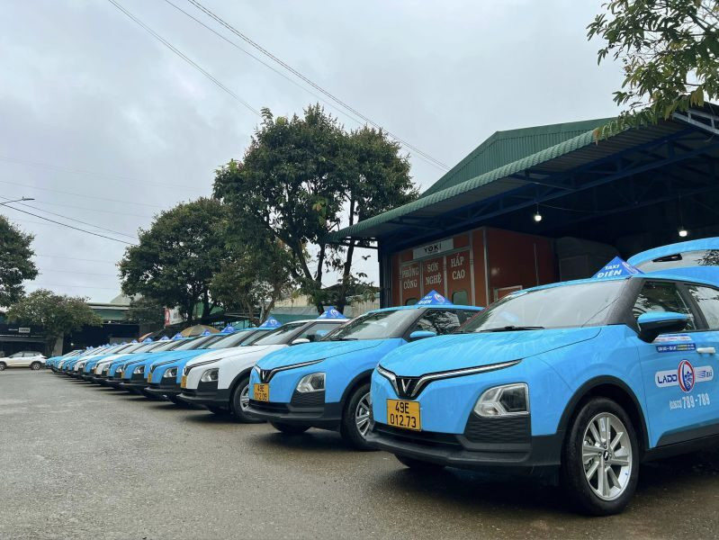 Dàn xe taxi màu xanh Mai Linh sẵn sàng phục vụ hành khách đến bến xe liên tỉnh Đà Lạt.