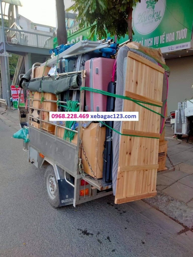 Dịch vụ xe ba gác chở hàng đang hoạt động nhộn nhịp tại thủ đô Hà Nội