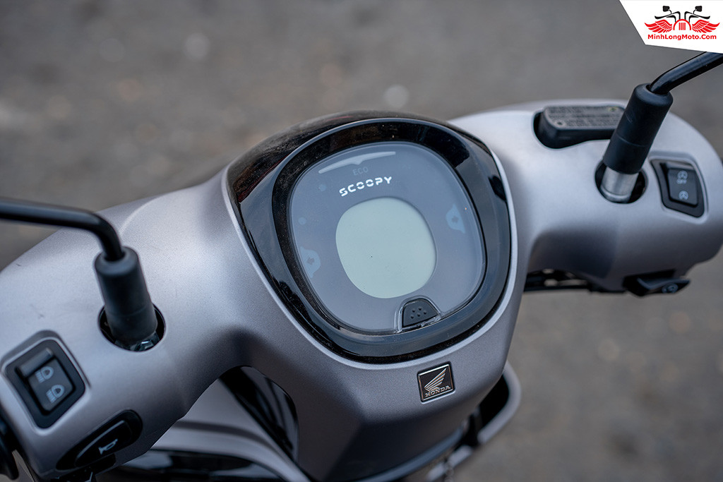 Đồng hồ hiển thị thông tin và ghi đông được ốp nhựa trên xe Scoopy 2025