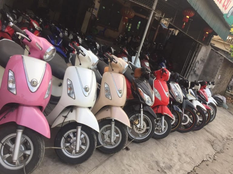 Du khách kiểm tra xe máy trước khi thuê