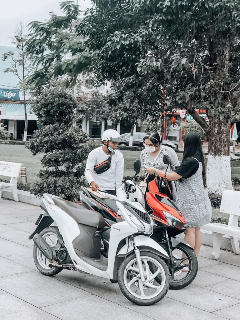 Du khách vui vẻ bên xe máy thuê ở Hạ Long