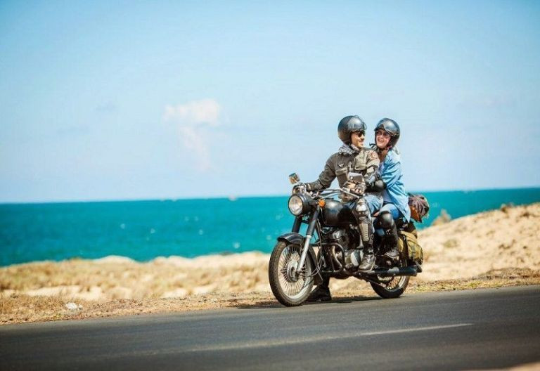 Du khách vui vẻ lái xe máy trên đường ven biển tại Hải Phòng