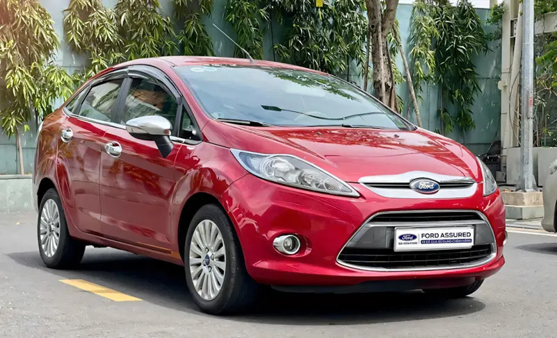 Ford Fiesta màu đỏ đang đỗ tại bãi đỗ xe
