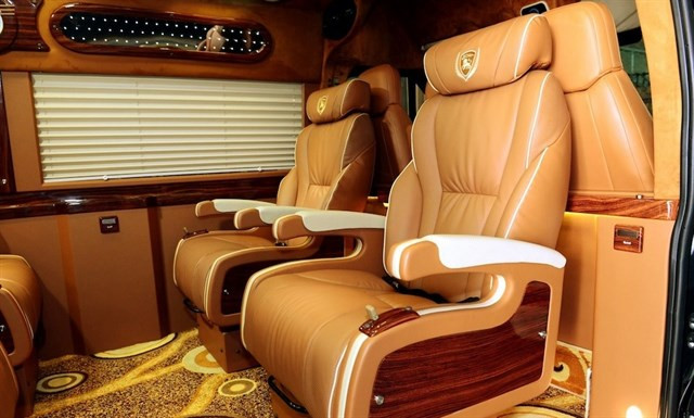 Ghế ngồi bọc da cao cấp mang lại sự thoải mái trên xe Hoa Mai