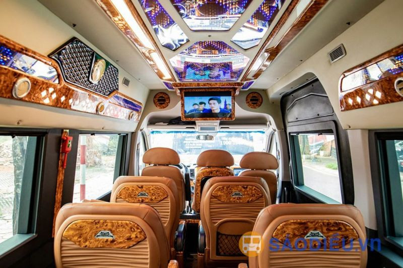 Ghế ngồi bọc da tiện nghi bên trong xe Limousine Hoàng Phú tuyến Hà Nội Quảng Ninh