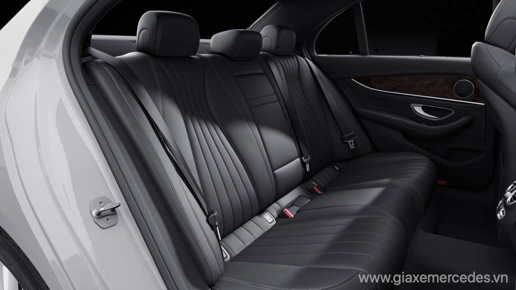 Hàng ghế sau Mercedes E300 AMG màu đen rộng rãi