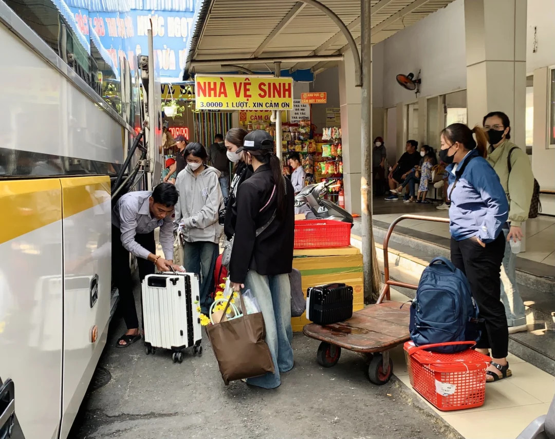 Hành khách chờ đón xe khách tại Bến xe Miền Tây, nắm rõ sơ đồ bến xe để không bị lạc.
