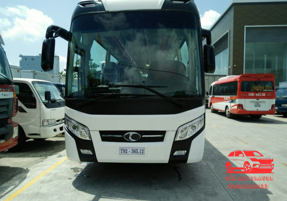 Hành khách thư giãn trên xe 45 chỗ cao cấp khi thuê xe đi Châu Đức