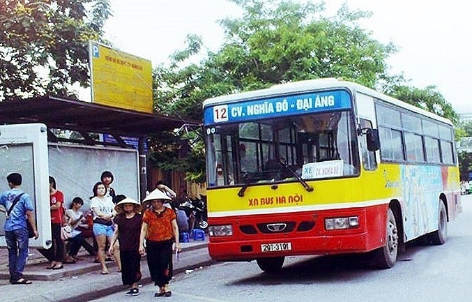 hành khách trên tuyến lộ trình xe bus 02 Hà Nội