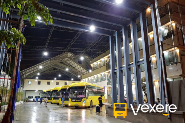 Hình ảnh bên ngoài một chiếc xe Tuấn Hưng Sài Gòn chuẩn bị khởi hành, thể hiện sự chuyên nghiệp và hiện đại của hãng xe.