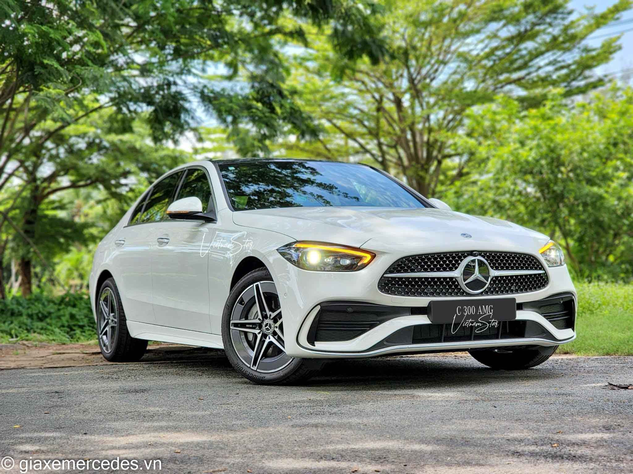 Hình ảnh Mercedes C300 AMG đời 2022 màu trắng sang trọng, minh họa cho câu hỏi xe Mec bao nhiêu tiền