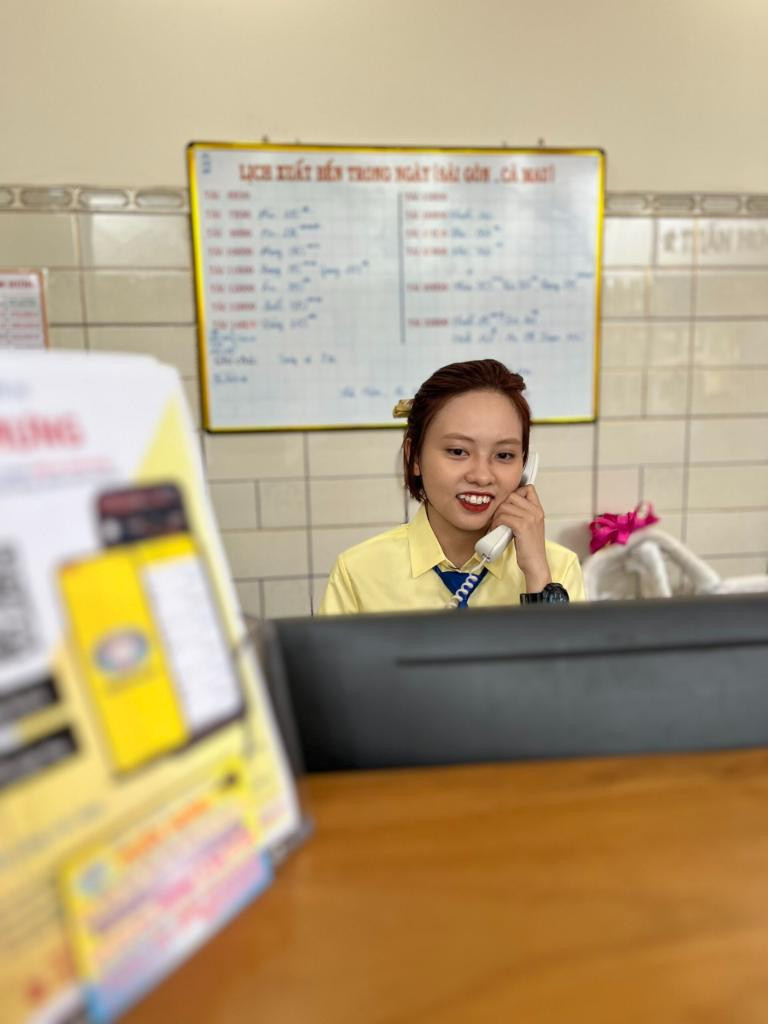 Hình ảnh nhân viên tổng đài Tuấn Hưng hỗ trợ khách hàng chuyên nghiệp
