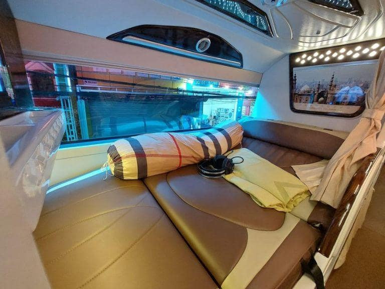 Hình ảnh nội thất sang trọng của xe Tuấn Hưng với giường nằm bọc da