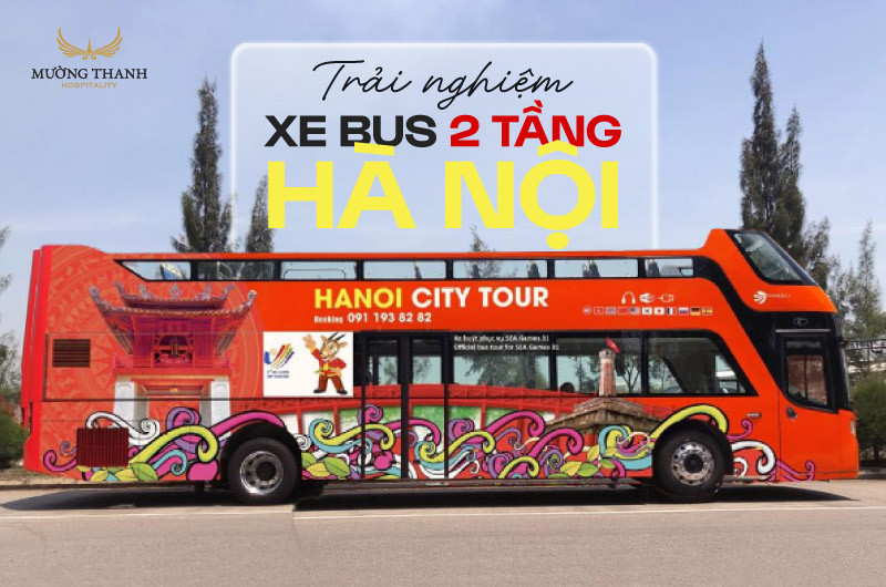 Hình ảnh xe bus 2 tầng màu đỏ di chuyển trên đường phố Hà Nội với kiến trúc cổ kính phía sau, thể hiện trải nghiệm du lịch xe bus 2 tầng Hà Nội