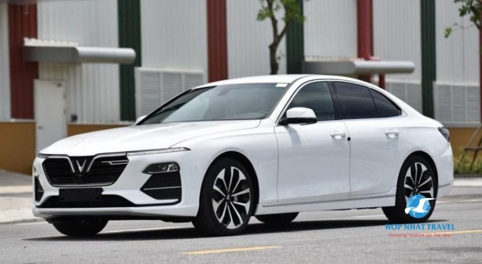 Hình ảnh xe cưới Vinfast Lux A2.0 màu trắng sang trọng, thể hiện sự đa dạng của các dòng xe thuê