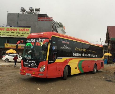 Hình ảnh xe khách đang di chuyển trên đoạn đường đèo, thể hiện sự đa dạng của hành trình xe Thái Bình Lào Cai