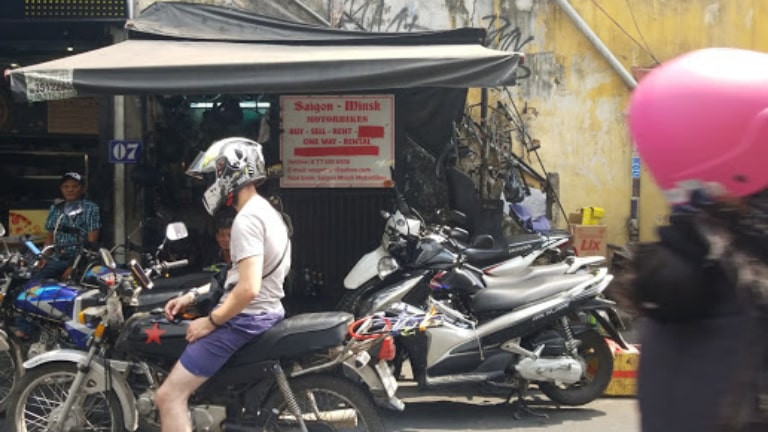 Hình ảnh xe máy và không gian đường phố Bùi Viện sầm uất