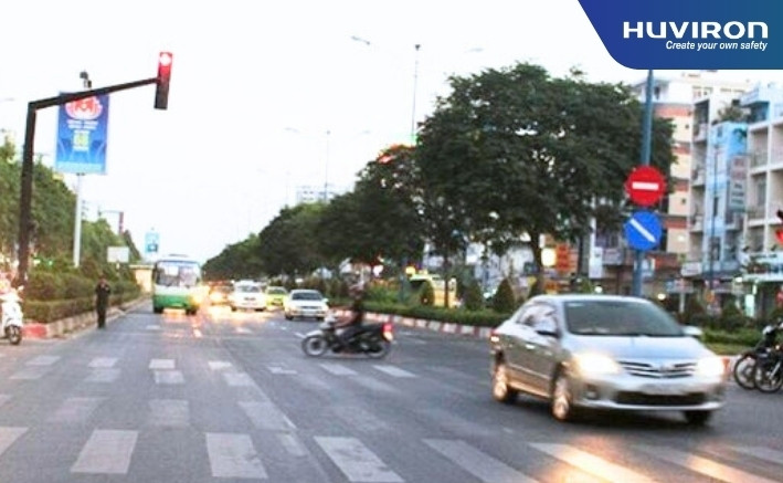 Hình ảnh xe máy và ô tô bị phạt nguội lỗi vượt đèn đỏ