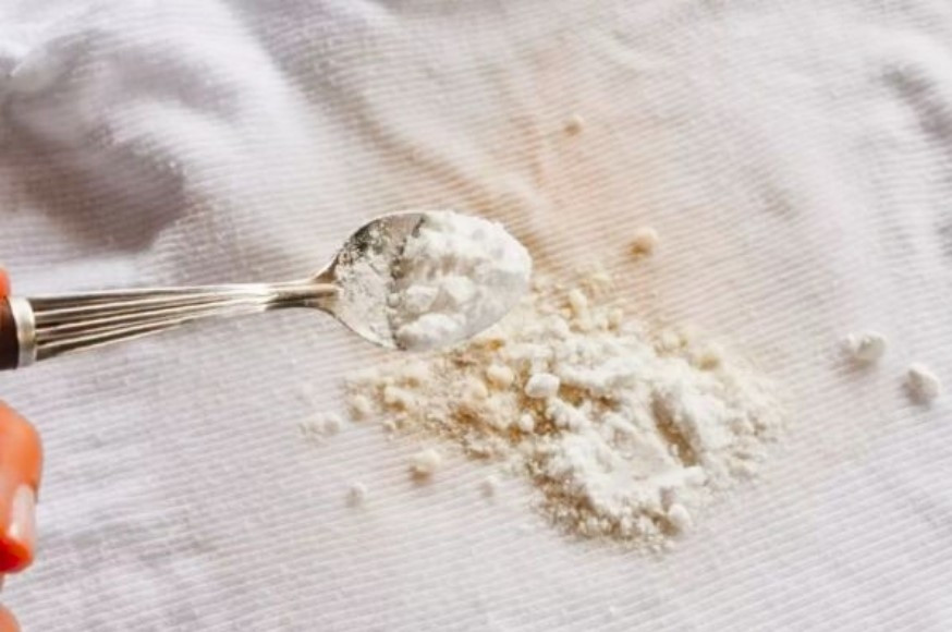 Hỗn hợp baking soda, oxy già và nước rửa chén được áp dụng lên vết dầu nhớt