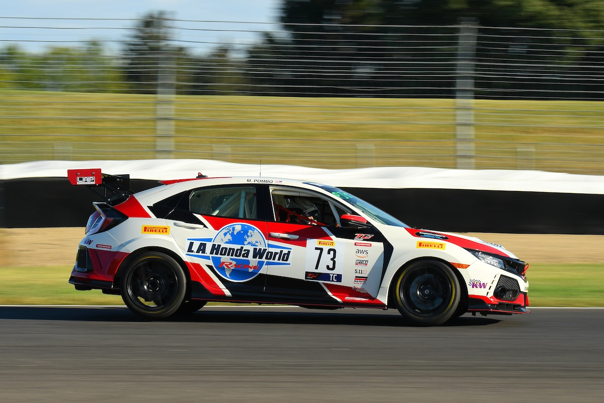 Honda Civic Type R TC đang tăng tốc trên đường đua