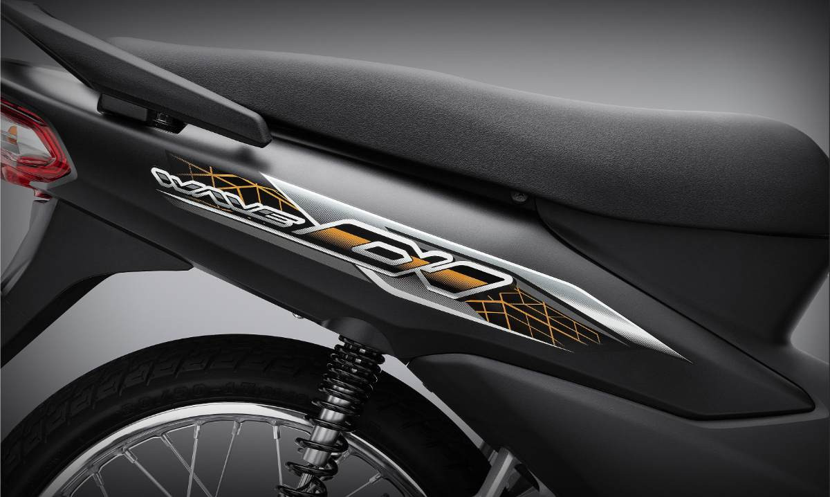Hông xe Honda Wave Alpha 110 với tem logo cách điệu