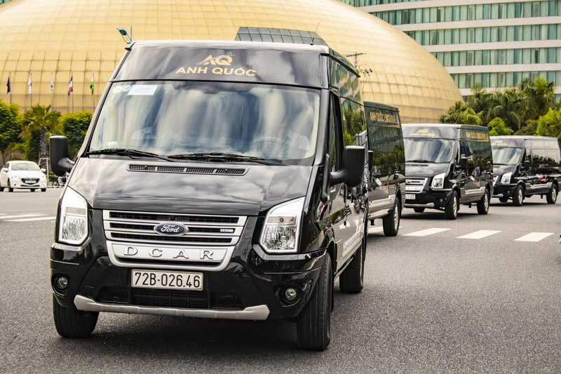Khách hàng chuẩn bị lên xe riêng để thuê xe sân bay đi Vũng Tàu