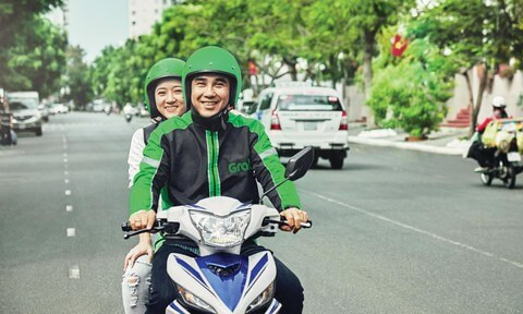 Khách hàng sử dụng điện thoại để đặt xe ôm công nghệ và kiểm tra thông tin
