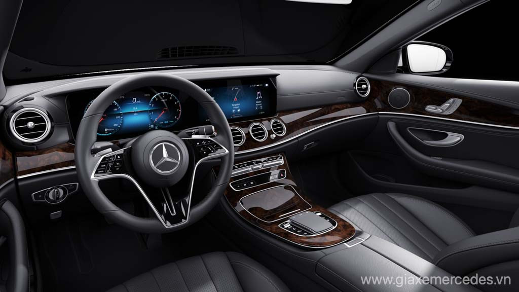 Khoang lái Mercedes E300 AMG với nội thất đen sang trọng