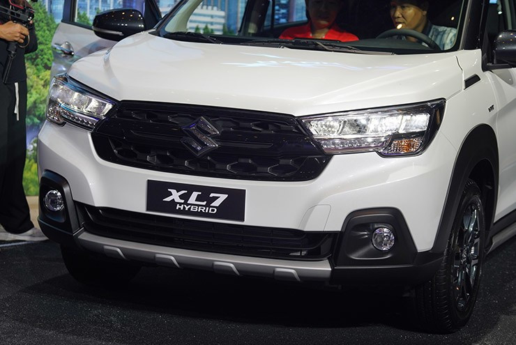 Khoang lái Suzuki XL7 hiện đại, với điểm nhấn sợi carbon