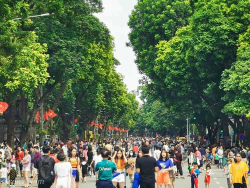 Khu vực đi bộ Hồ Gươm tràn ngập du khách và các hoạt động sôi động