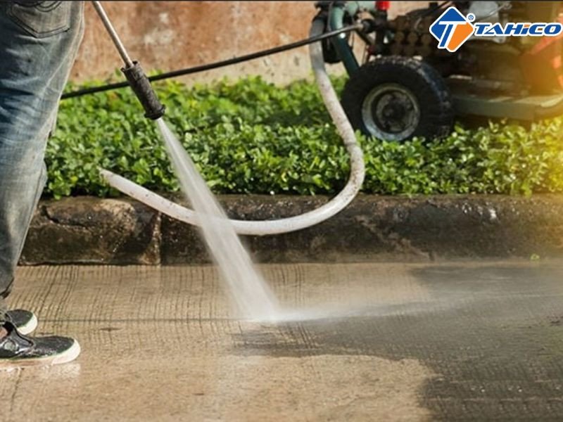 Kiểm tra áp lực nước của máy rửa xe cao áp cũ trước khi mua
