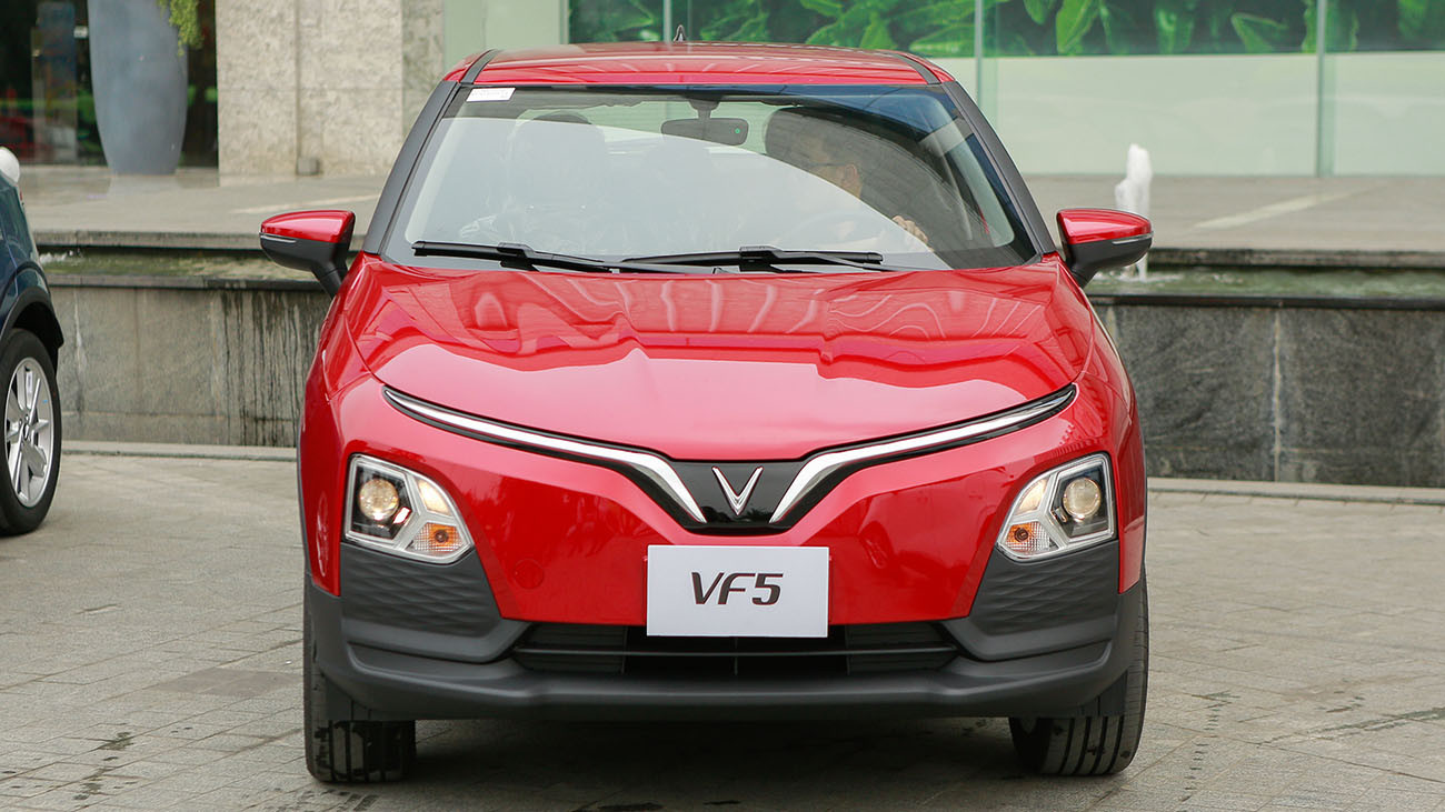 Kính chắn gió chống tia UV của VF5 giúp bảo vệ nội thất