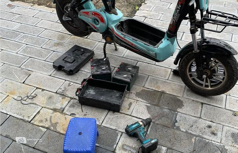 Kỹ thuật viên thực hiện cách đấu nối 4 bình ắc quy xe đạp điện an toàn và hiệu quả