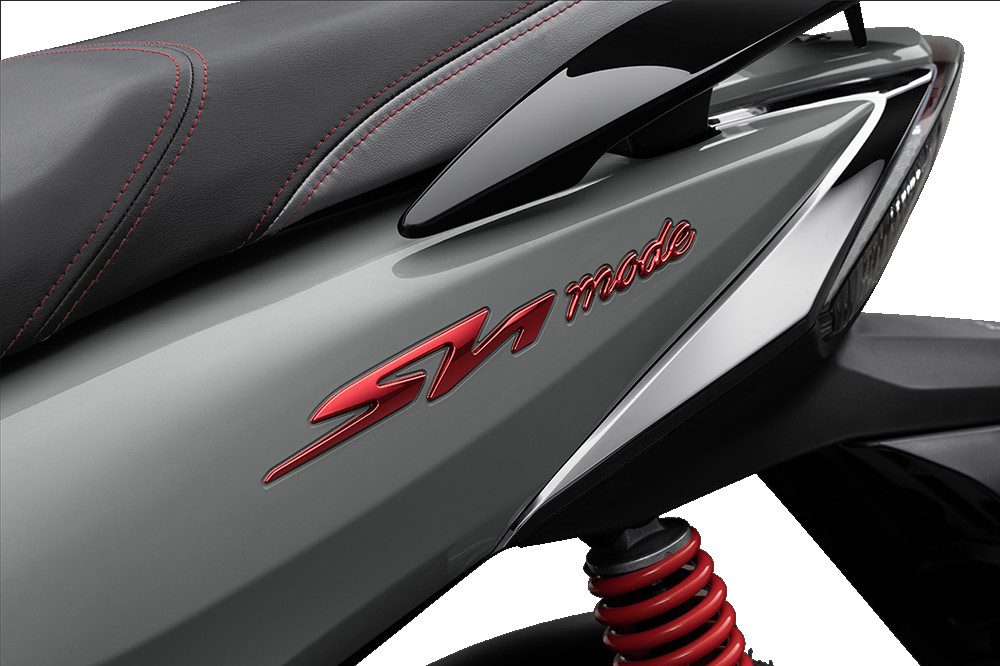 Logo Sh mode 3D nổi bật trên thân xe Sh mode 2024