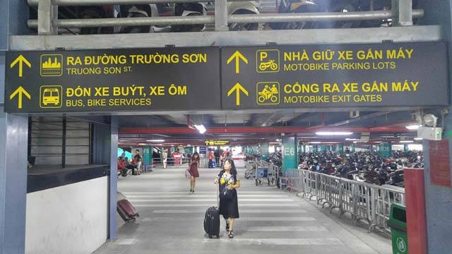Lối vào khu vực gửi xe máy tại sân bay quốc tế Tân Sơn Nhất