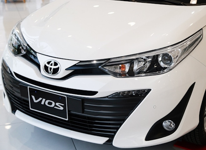 Mặt trước xe Toyota Vios 2020 với đèn pha LED